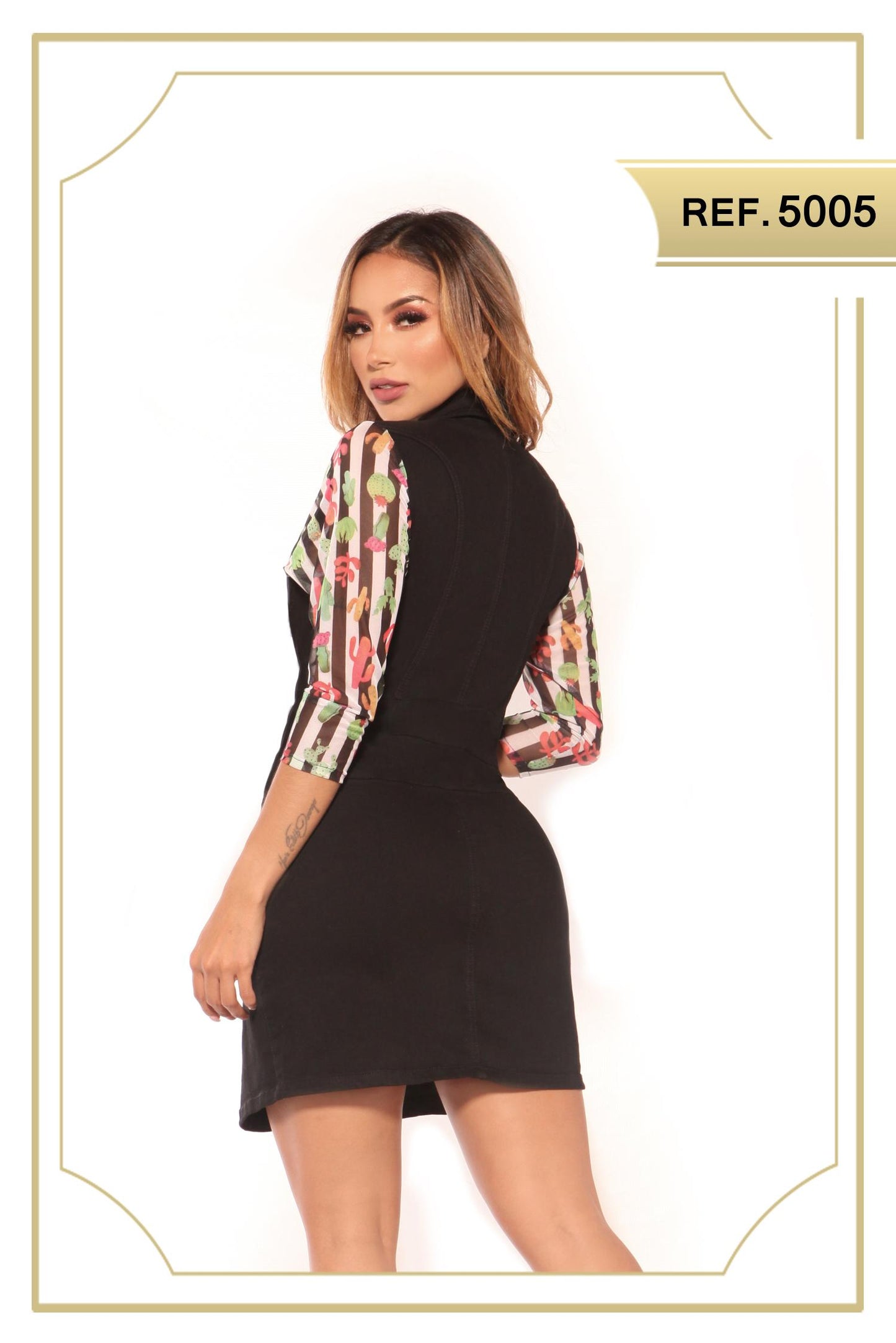 Ref. 030 -5005 Fantástico Vestido en Tela Vaquera en Color Negro con Botones delanteros, cuello y Mangas de estilo floral. - ropacolombianaeneuropa