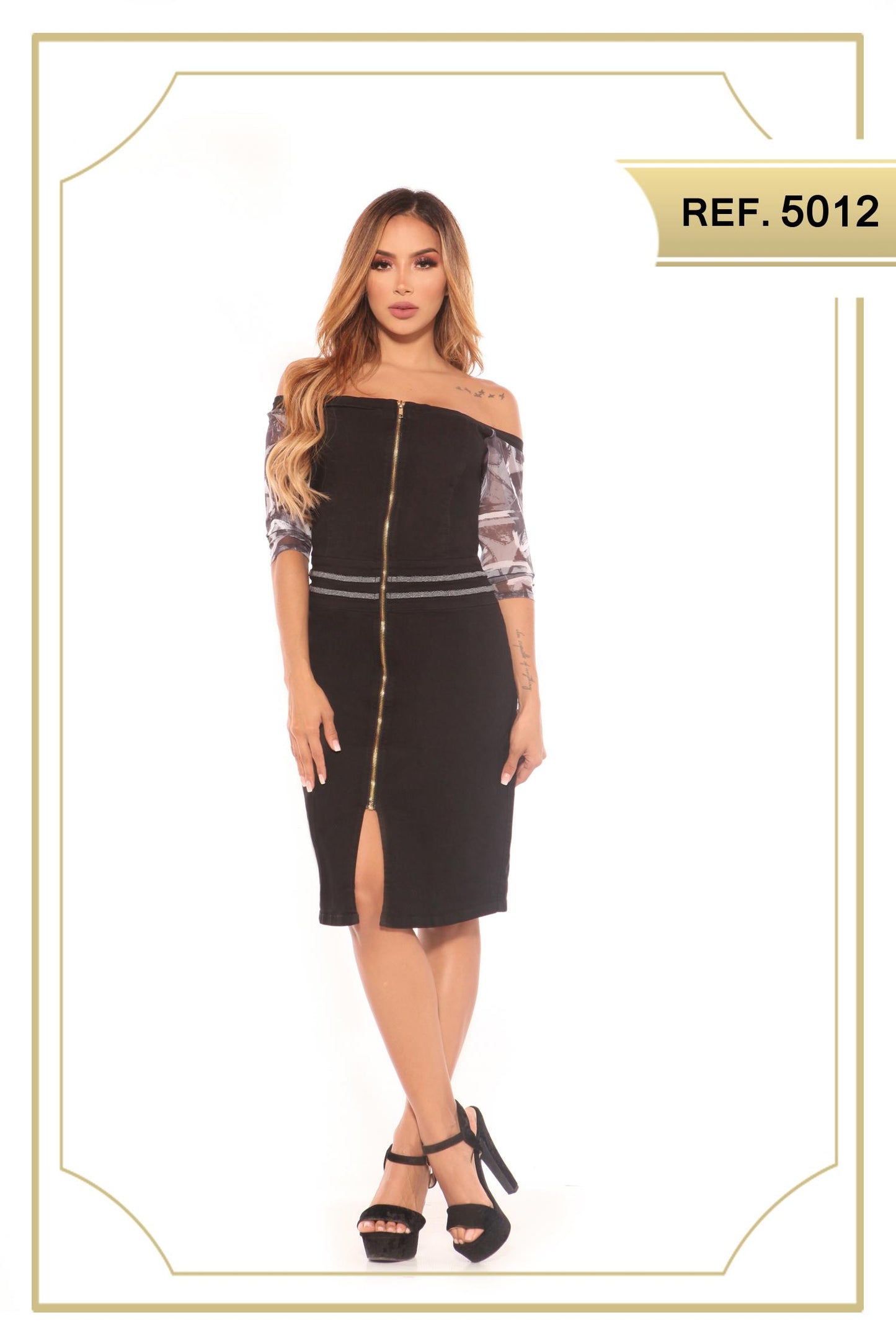 Ref. 030 -5012 Vestido Colombiano de Jean color negro, con cremallera frontal, estilo falda de media pierna, con apertura decorativo en una pierna. Mangas hasta el antebrazo con decorado floral. - ropacolombianaeneuropa
