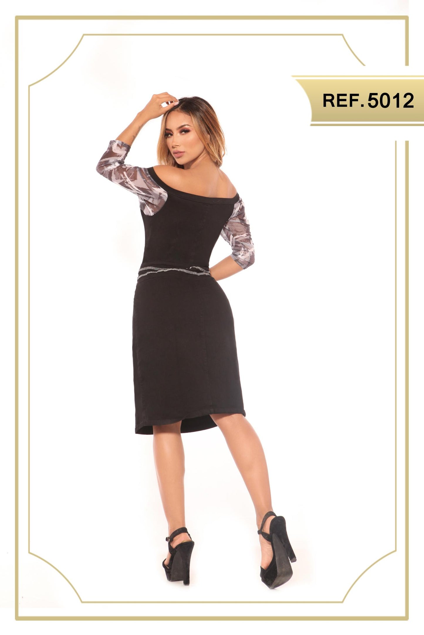 Ref. 030 -5012 Vestido Colombiano de Jean color negro, con cremallera frontal, estilo falda de media pierna, con apertura decorativo en una pierna. Mangas hasta el antebrazo con decorado floral. - ropacolombianaeneuropa