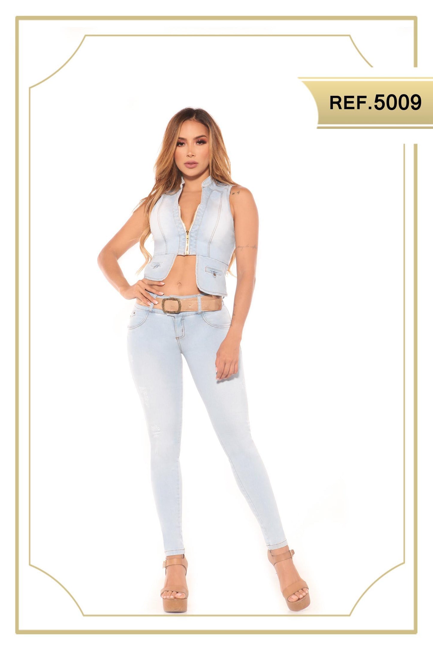 Ref. 030 -5009 Conjunto Vaquero de Pantalón Levantacola y Chaleco Jean de Moda sin mangas con apertura frontal. Hermoso Color Hielo. Moda Colombiana - ropacolombianaeneuropa