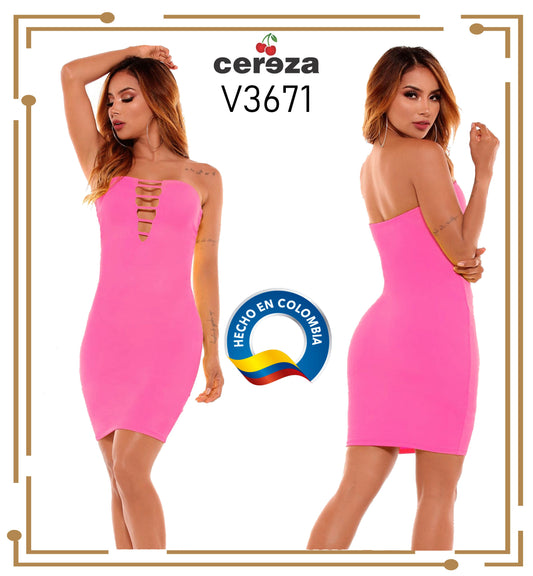 Ref. 004 -V3671 Vestido corto con hombros descubiertos de la marca CEREZA, que tiene un hermosos decorado frontal en escote - ropacolombianaeneuropa